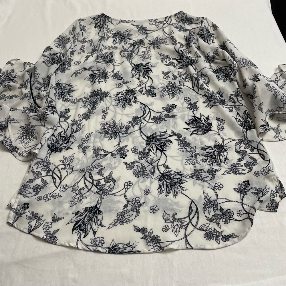 Lily Morgan Flutter Sleeve Blouse Black & White Botanical Floral Women’s Medium - Picture 4 of 8